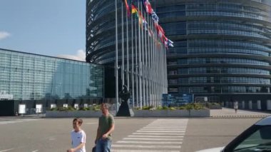 Strasbourg, Fransa - Ağustos 2019: Avrupa parlamentosunun heybetli ve modern karargahı. Camdan ve çelikten yapılmış, tüm ihtişamıyla nehre bakıyor..