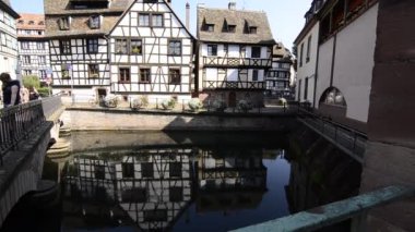 Strasbourg, Fransa - Ağustos 2019: Petite France tarihi bölgesi ana turistik merkezdir. Geceleri tüm çekiciliğini ve güzelliğini yarı ağaçlı evleri, kanalları ve çiçekleriyle ifade eder.