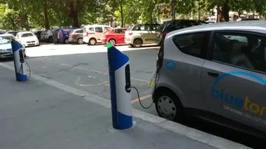 Torino, İtalya - Temmuz 2019: Elektrikli araba kiralama, hızlı şarj noktaları olan park yeri. Tava hareketiyle çekilen