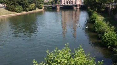 Strasbourg, Fransa - Ağustos 2019: III Nehri 'nden St. Paul Kilisesi' ne bakın