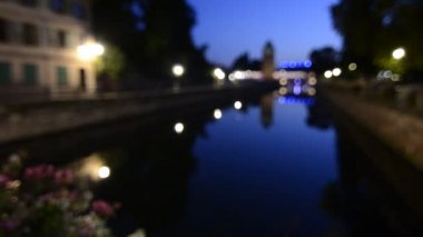Strasbourg, Fransa - Ağustos 2019: Petite France tarihi bölgesi ana turistik merkezdir. Geceleri tüm çekiciliğini ve güzelliğini yarı ağaçlı evleri, kanalları ve çiçekleriyle ifade eder.