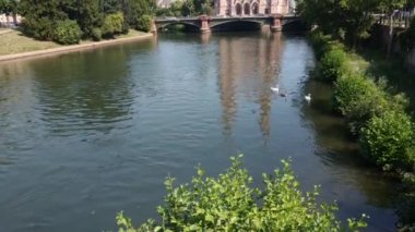 Strasbourg, Fransa - Ağustos 2019: III Nehri 'nden St. Paul Kilisesi' ne bakın