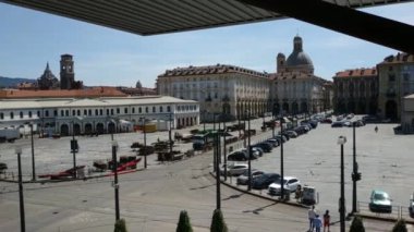 Torino 'daki yeni merkezi pazarın iç görünümü. Ticarete adanmış cam ve metalin gelecekteki yapısı ve İtalya 'nın dört bir yanından uzmanlaşmış insanlar dükkanlar ve restoranlar arasında geziniyor.