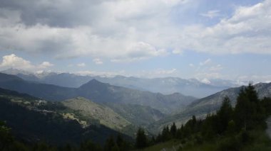 Colle del Lys, İtalya - Temmuz 2019: Çevredeki dağların panoramik manzarası.