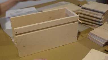 Torino, İtalya - Temmuz 2019: Ikea mobilya çekmecesinin montajı. Beyaz bir kadın çekmecenin elementlerini yerleştirir..