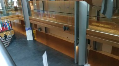 Strasbourg, Fransa - Ağustos 2019: Avrupa parlamentosunun modern koltuğunda yürüyen merdivenler, mimarinin değerini bilmenizi sağlar. Ziyaretçiler burayı gözetliyor.