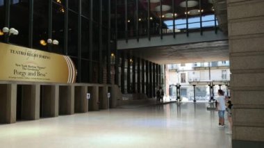 Torino, Piedmont, İtalya - Haziran 2019: Regio tiyatrosunun girişinde tilt. Metal ve camdan modern yapı, içinde büyük bir parlaklık sağlıyor. Büyük altın işareti vurgulandı
