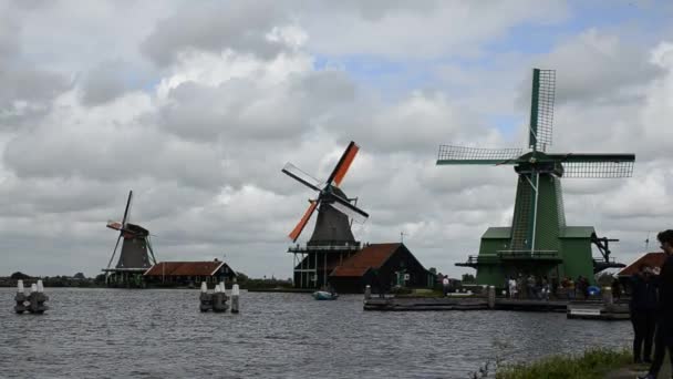 Zaanse Schans Holland August 2019 Northeast Amsterdam是一个位于Zaan River的小社区 看到河岸上的磨坊时 它们以其明亮的颜色脱颖而出 — 图库视频影像