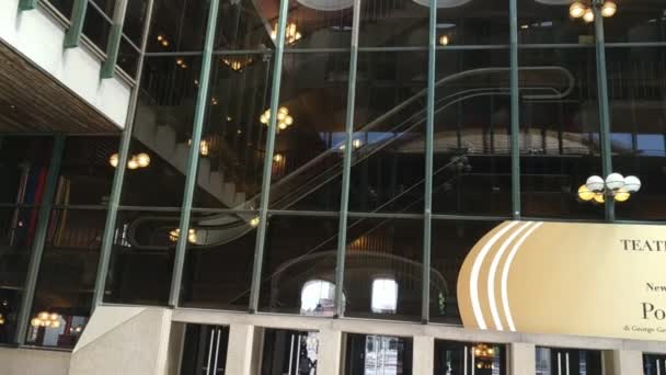 意大利 皮埃蒙特 2019年6月 潘在Regio剧院入口 金属和玻璃的现代结构 内部有很大的亮度 突出了巨大的金色标志 — 图库视频影像