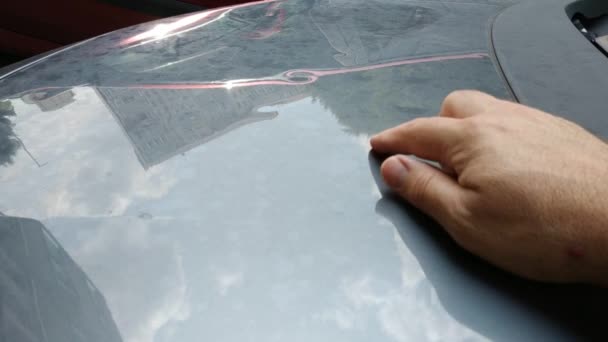 Die Motorhaube Eines Autos Wurde Durch Hagel Beschädigt Tageslicht Hebt — Stockvideo