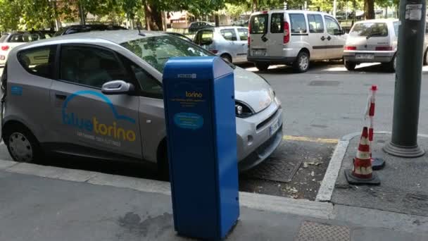 Turyn Włochy Lipiec 2019 Wynajem Samochodów Elektrycznych Parking Punktami Szybkiego — Wideo stockowe