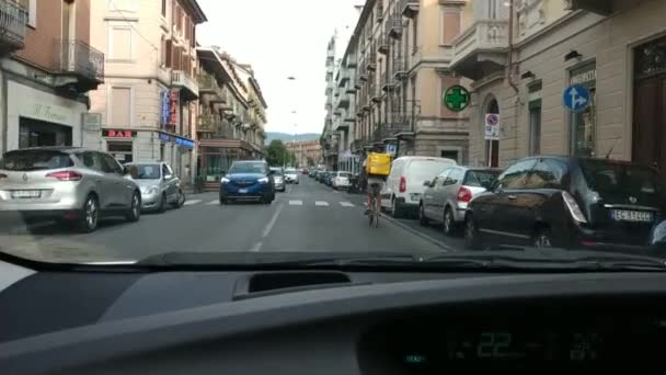 Torino Piemonte Italia Luglio 2019 Lavoratore Glovo Bicicletta Passa Attraverso — Video Stock