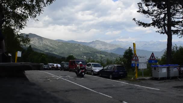 Piemonte Italien Juli 2019 Passerar Motorcykel Och Cykel Längs Den — Stockvideo