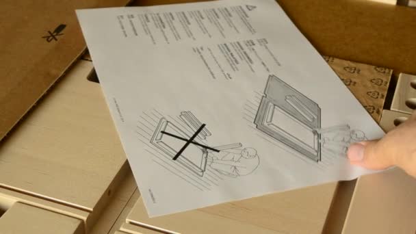 トリノ イタリア 2019 イケア ノルデンモデルテーブルとその新しいアンパックされたコンポーネントを実装するための指示にパン — ストック動画