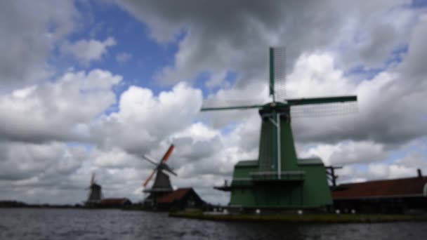ザーンセ シャン オランダ 2019年8月 アムステルダム北東部はザーン川に位置する小さなコミュニティです 川の岸の工場の眺めは 彼らは彼らの明るい色で際立っています 曇りの日 — ストック動画