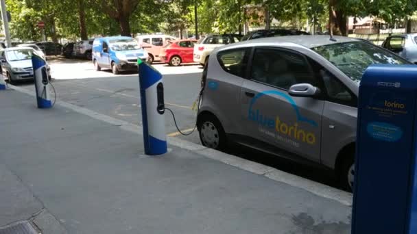 トリノ イタリア 2019年7月 電気自動車のレンタル 高速充電ポイントのある駐車場 鍋の動きで撮影 — ストック動画