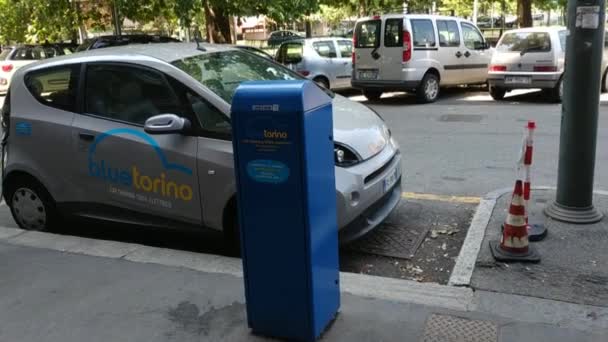 Turyn Włochy Lipiec 2019 Wynajem Samochodów Elektrycznych Parking Punktami Szybkiego — Wideo stockowe