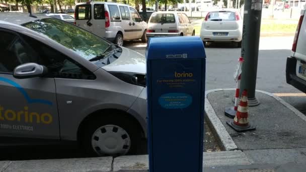 Turin Italien Juli 2019 Vermietung Von Elektroautos Parken Mit Schnellladestationen — Stockvideo