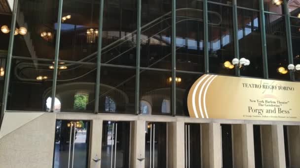 意大利 皮埃蒙特 2019年6月 潘在Regio剧院入口 金属和玻璃的现代结构 内部有很大的亮度 突出了巨大的金色标志 — 图库视频影像