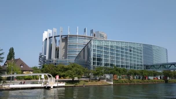 法国斯特拉斯堡 2019年8月 欧洲议会的强制和现代化总部 它是用玻璃和钢铁制成的 以其宏伟的气派凝视着河的对岸 — 图库视频影像