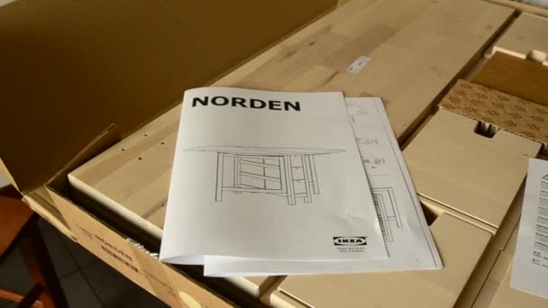 Turin Italien Juli 2019 Pan Monteringsanvisning För Modellbordet Ikea Norden — Stockvideo