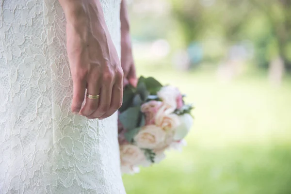 Una Sposa Che Tiene Mazzo — Foto Stock