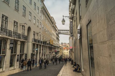 Lizbon / Portekiz - 17 Şubat 2018: Lizbon eski şehir sokak 