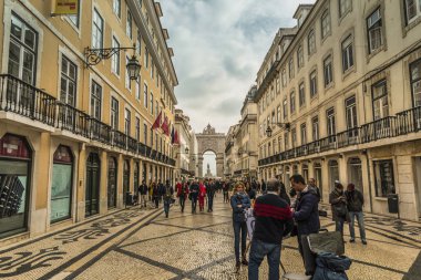 Lizbon / Portekiz - 17 Şubat 2018: Lizbon eski şehir sokak