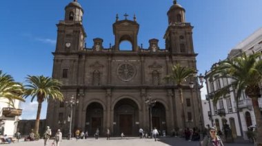 Las Palmas, Grand Canaria / İspanya - 19 Şubat 2018: Las Palmas Cathedral yanında yürüyen insanlar
