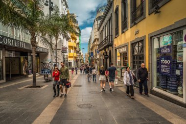 Santa Cruz, Tenerife / İspanya - 21 Şubat 2018: insanlar yürüyüş 