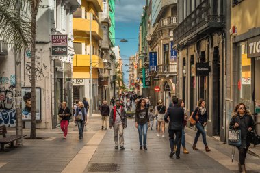 Santa Cruz, Tenerife / İspanya - 21 Şubat 2018: insanlar yürüyüş 