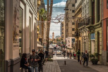Santa Cruz, Tenerife / İspanya - 21 Şubat 2018: insanlar yürüyüş 