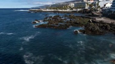 Puerto De La Cruz, Tenerife / İspanya, 24 Şubat 2018: okyanus dalgaları zaman atlamalı