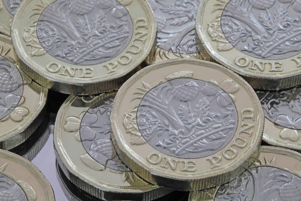 新しい問題の つの英ポンド双色のいくつかの新しい問題 ポンド コインの背景として理想的なのコイン フラット ビュー テール側 — ストック写真