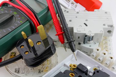 Elektrikçi yukarıdan fotoğrafı çeşitli elektrik bileşenleri multimetre cihazları - test planı görünümü 