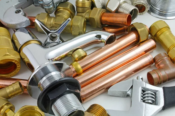 Bakır boru inşaat ayarlanabilir anahtarı, 15 mm bakır boru ve pirinç ek yerleri için hazır yeni birlikte gri bir arka plan karşı koydu