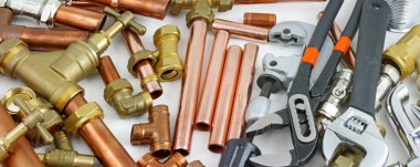 Bakır boru, pirinç parçaları ve anahtarları bir Web sitesi üstbilgi arka planı olarak kullanmak için ideal geniş rasgele karışımı tesisatçı 's borular, bağlantı parçaları ve anahtarı Web sitesi banner