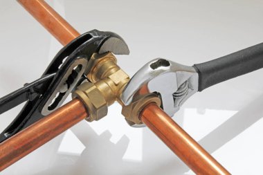 Bakır boru, pirinç parçaları ve anahtarları bir Web sitesi üstbilgi arka planı olarak kullanmak için ideal geniş rasgele karışımı tesisatçı 's borular, bağlantı parçaları ve anahtarı Web sitesi banner