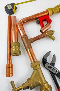 Bakır boru inşaat ayarlanabilir anahtarı, 15 mm bakır boru ve pirinç ek yerleri için hazır yeni birlikte gri bir arka plan karşı koydu