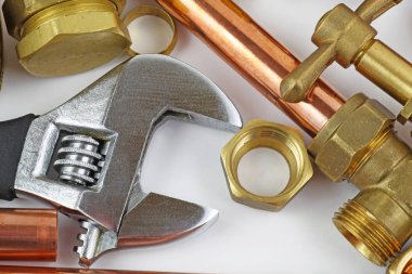 Bakır boru inşaat ayarlanabilir anahtarı, 15 mm bakır boru ve pirinç ek yerleri için hazır yeni birlikte gri bir arka plan karşı koydu