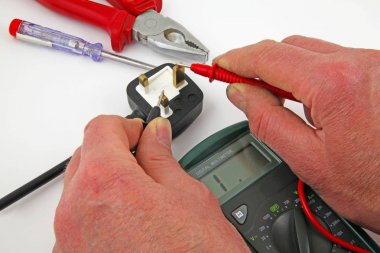  Elektrikçi canlı kablo ve dünya arasında bir toprak hatası için bir multimetre ile test test toprak izolasyon 