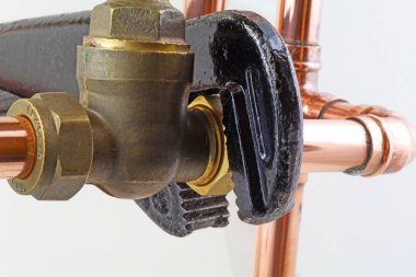 Beyaz bir arka plan üzerinde izole bir sıkıştırma ortak kadar sıkma ayarlanabilir bir anahtarı bir vana kadar sıkma tesisatçı 's anahtarı