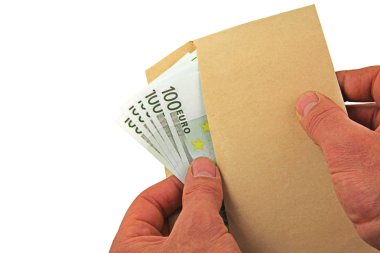 Para A çift tutarak ve kahverengi bir zarf içinde 100 euro notları yayılan el