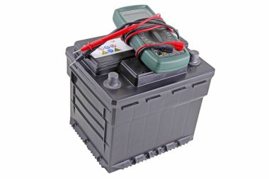 Yalıtılmış bir akü ile bir multimetre üzerinde beyaz zemin üzerine pozitif ve negatif şarj top / atlama araba pil terminalleri için bağlı müşteri adayları başlatmak