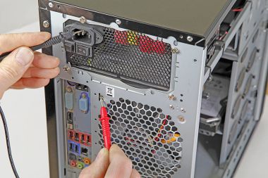 Bir yıllık sağlık onay aktarımını - bilgisayar teknisyeni holding multi taşıyan metre bir pc sağlık kontrolü üzerinde kontrol toprak sürekliliği probları 