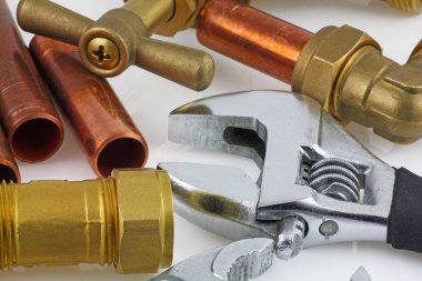 Bakır boru inşaat ayarlanabilir anahtarı, 15 mm bakır boru ve pirinç ek yerleri için hazır yeni birlikte gri bir arka plan karşı koydu