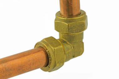 Beyaz bir arka plan üzerinde izole boru ile dirsek uygun sıhhi tesisat boru A sıkıştırma