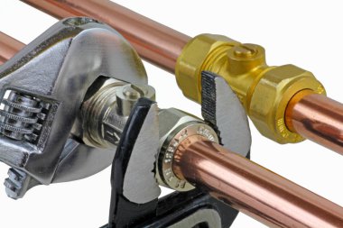 Boru işi kadar izole kapak üzerinde beyaz bir arka plan üzerinde izole 15 mm bakır boru sıkma iki ayarlanabilir anahtarları sıkma tesisatçı