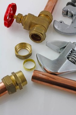 Tesisatçı boru A planı görünümü bir ayarlanabilir anahtarı ve gri bir arka plan üzerinde uygun bir sıkıştırma ile 15mm bakır boru