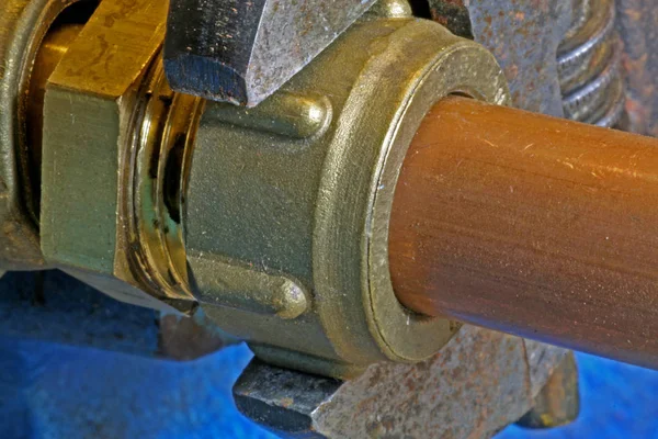 水管工的可调扳手拧紧铜管道可调扳手拧紧在蓝色背景下的15Mm 铜管道的压缩配件 — 图库照片